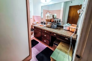 Serviettes fournies, savon, papier toilette