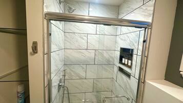 Een douche, een haardroger, handdoeken, zeep
