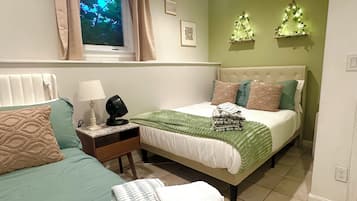 Tabla de planchar con plancha, wifi y ropa de cama