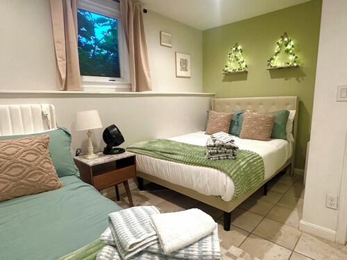 Boston Cozy 4BD/15min to Downtown/Airport + Backyard and Parking