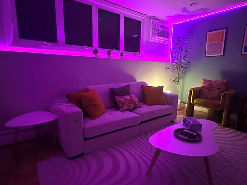 Boston Cozy 4BD/15min to Downtown/Airport + Backyard and Parking