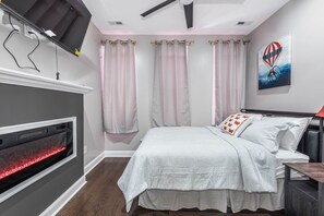 4 bedrooms, iron/ironing board, WiFi, bed sheets