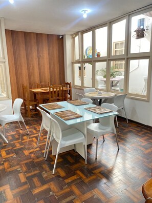 Desayuno buffet incluido todos los días 