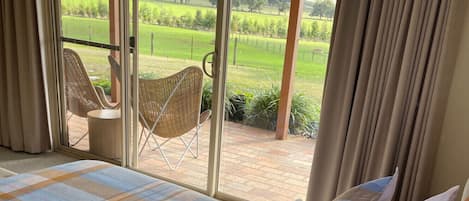 1 habitación, escritorio, tabla de planchar con plancha y cuna de viaje