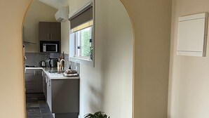 Eine moderne Küche mit Mikrowelle, Herd und Spüle.