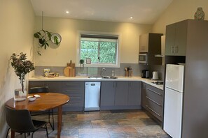 Geladeira, micro-ondas, cooktop, lava-louças