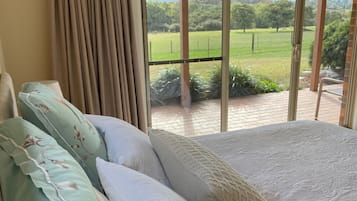 1 habitación, escritorio, tabla de planchar con plancha y cuna de viaje
