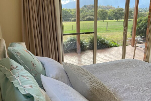 1 bedroom, desk, iron/ironing board, travel crib - Vista 2 drop the bags and look at the view (Yarra Junction)