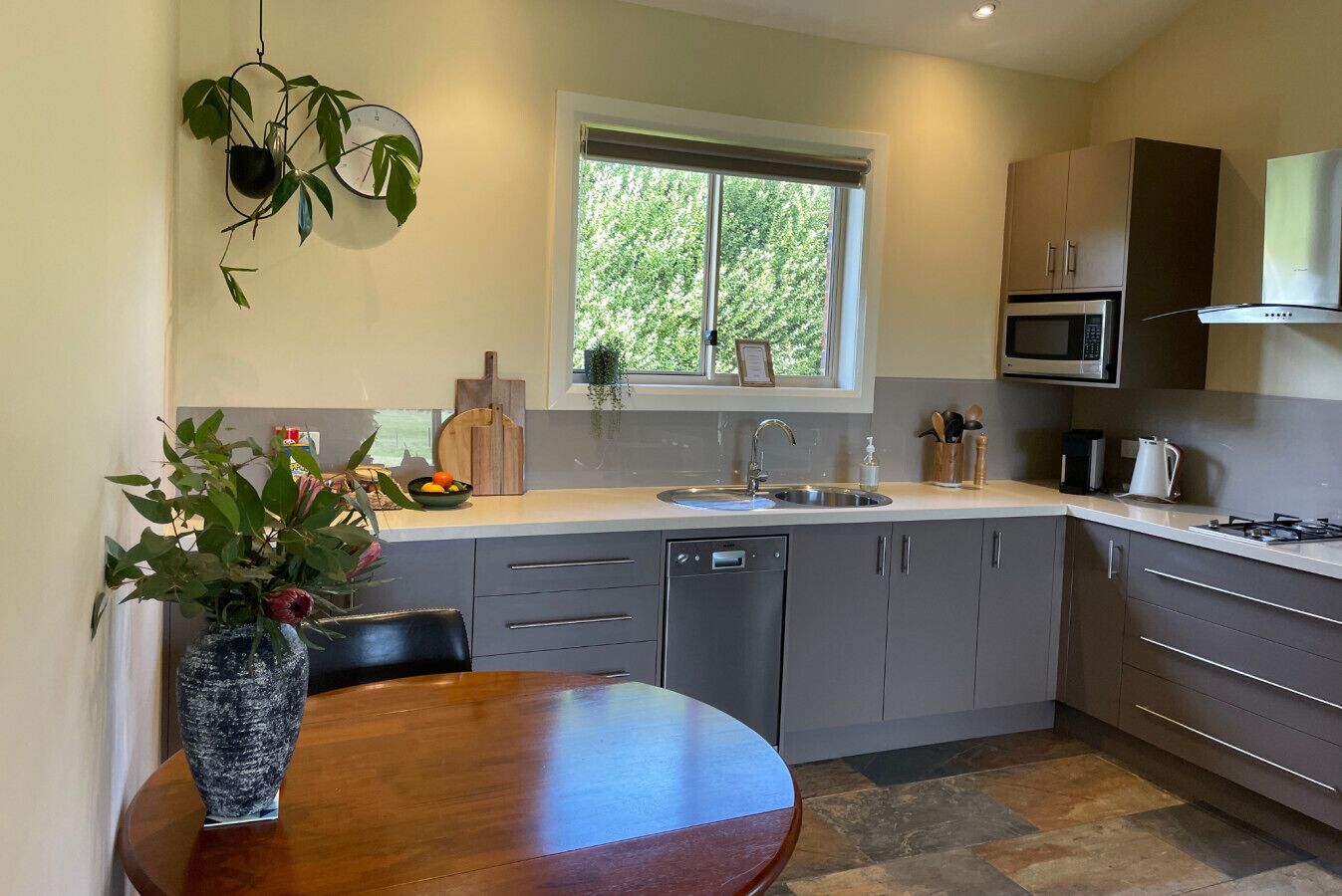 Kühlschrank, Mikrowelle, Herdplatte, Geschirrspüler