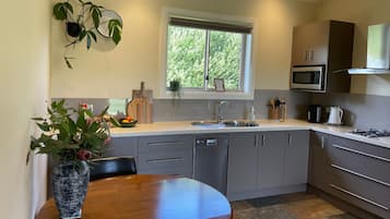 Fridge, microwave, stovetop, dishwasher