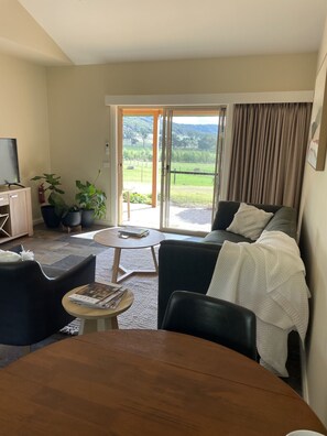 Smart TV, books - Vista 2 drop the bags and look at the view (Yarra Junction)