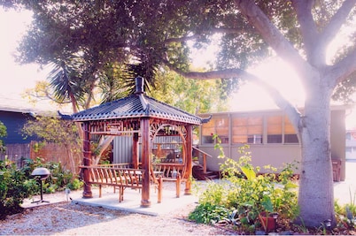 Tranquil whole house with beautiful garden in Emeryville