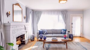 Una televisión, una chimenea, libros