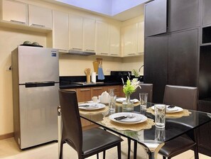 Fridge, microwave, stovetop, cookware/dishes/utensils - BGC Condo at Venice Grand Canal Mall #vlrb29k (Taguig)