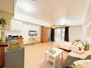 1 bedroom, iron/ironing board, WiFi, bed sheets - Cozy Condo in Venice BGC with balcony #vlrtc28C (Taguig)