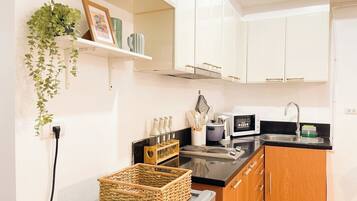 Réfrigérateur, micro-ondes, plaque de cuisson, lave-vaisselle