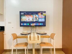 Dining - Cozy Condo in Venice BGC with balcony #vlrtc28C (Taguig)