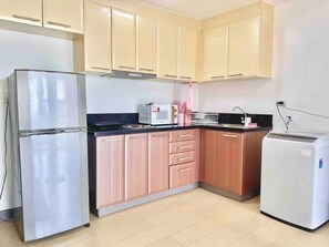Refrigerador, microondas, placa de cocina, utensilios de cocina