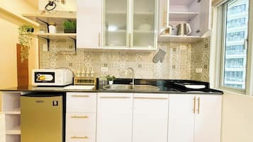 Fridge, microwave, stovetop, dishwasher