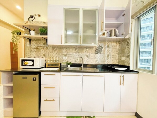 Refrigerador, microondas, placa de cocina, lavavajillas