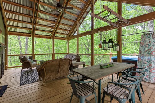 By The New River - Hot Tub - Fireplace - Covered Porch