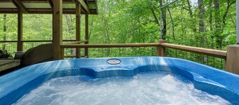 By The New River - Hot Tub - Fireplace - Covered Porch