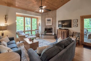Smart TV, fireplace