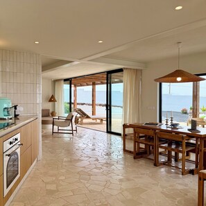 Jääkaappi, mikroaaltouuni, uuni, liesi