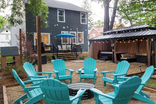Queen City Family House - 5BR/Backyard/Home Theater/Kid Friendly