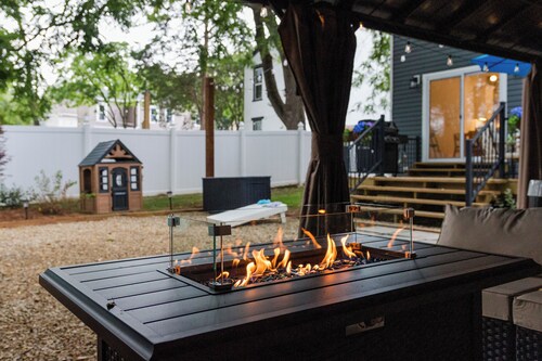 Queen City Family House - 5BR/Backyard/Home Theater/Kid Friendly