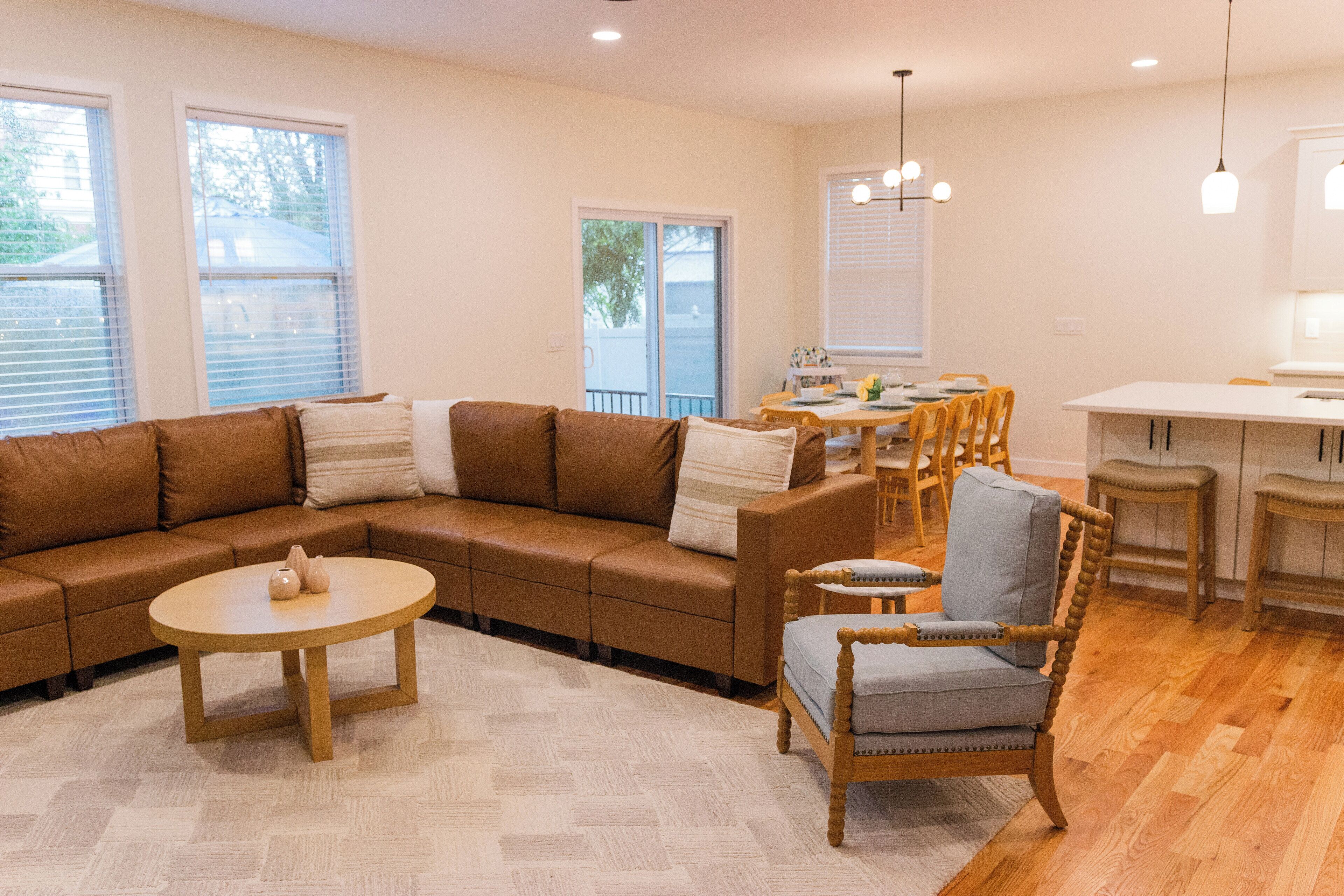 Smart TV, chimenea y libros 