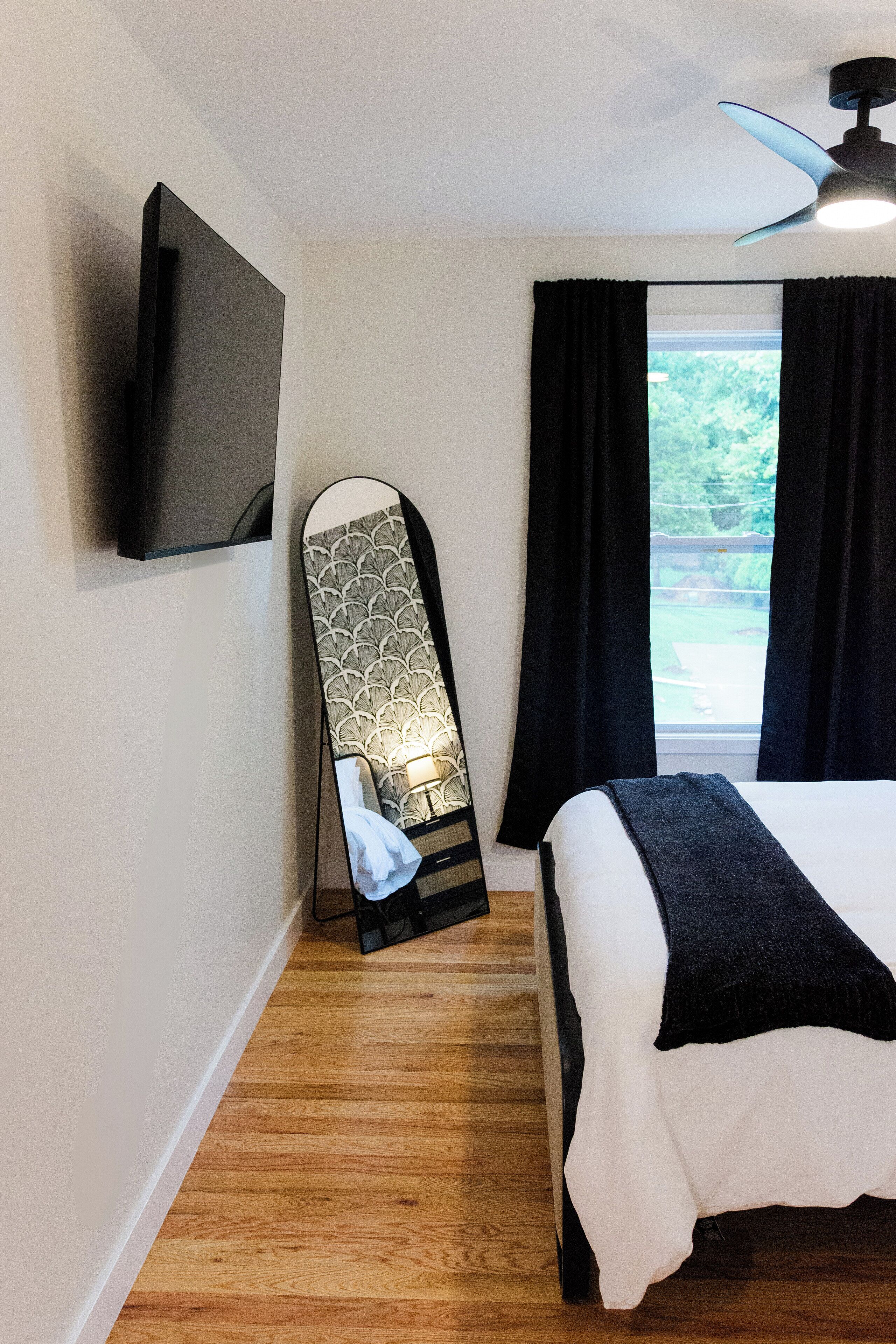 5 habitaciones, escritorio y tabla de planchar con plancha 