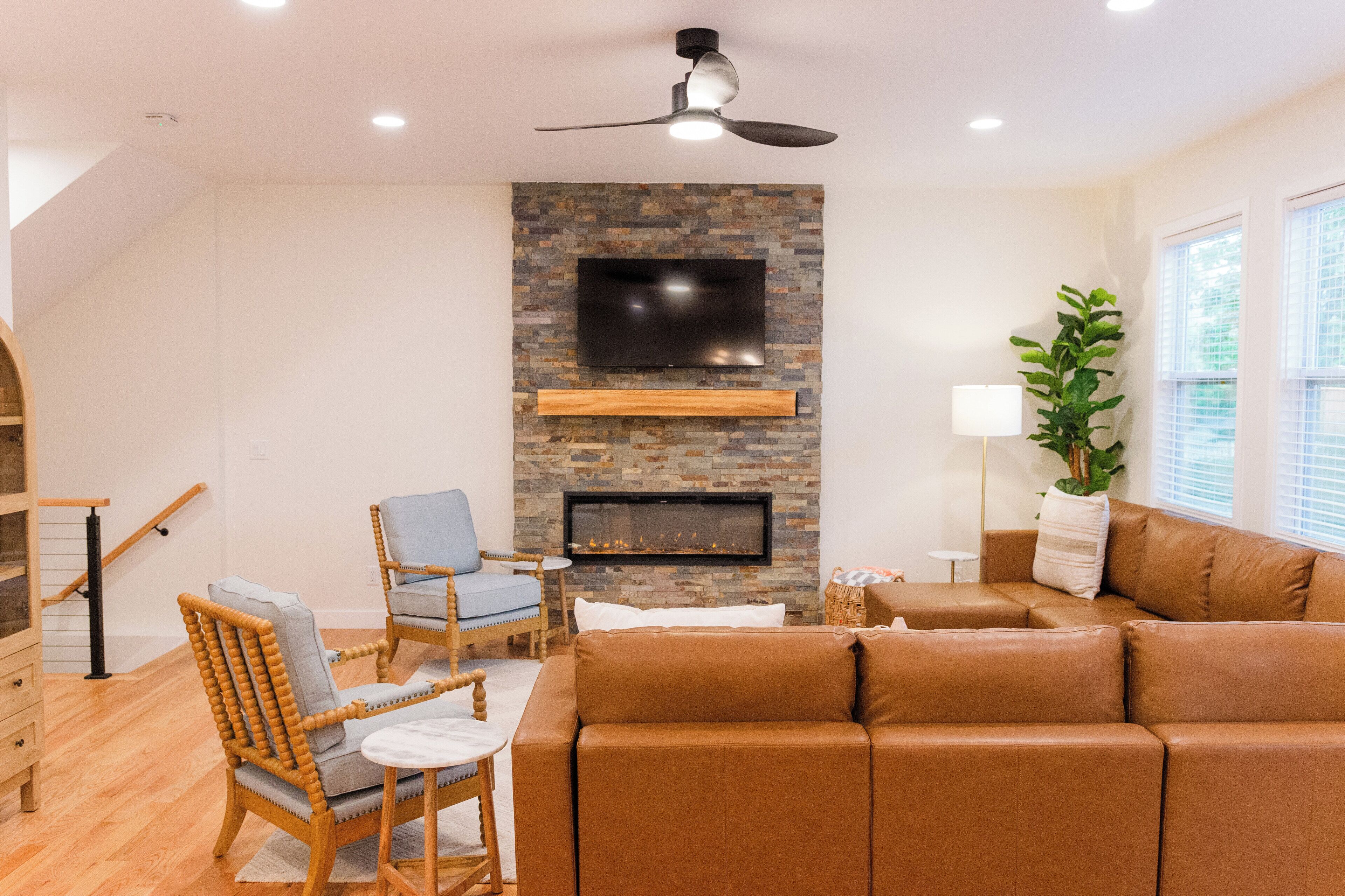 Smart TV, chimenea y libros 