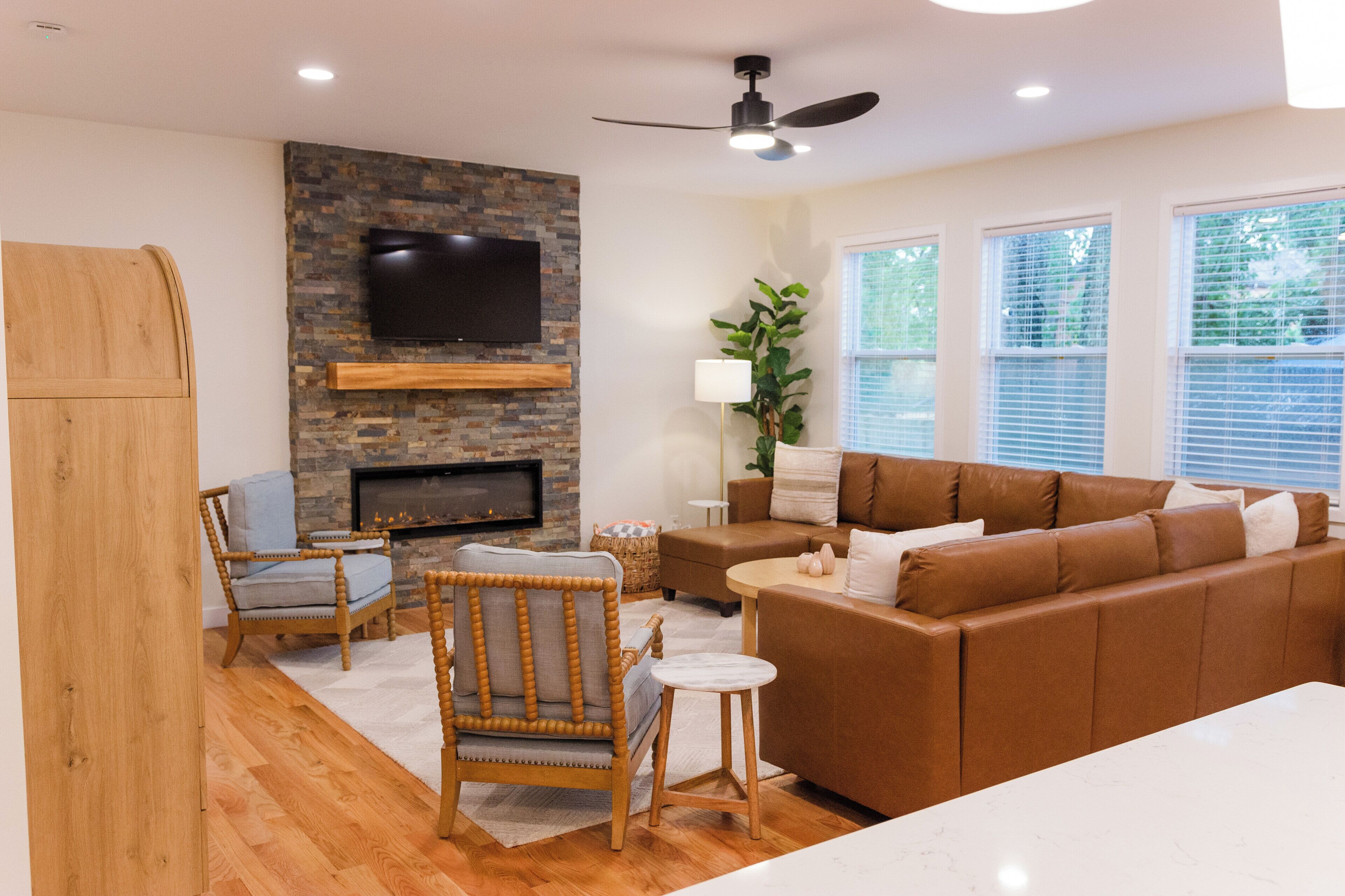 Älytelevisio, takka, kirjoja