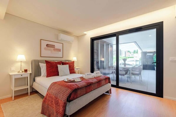 3 chambres, fer et planche à repasser, lit de bébé portatif