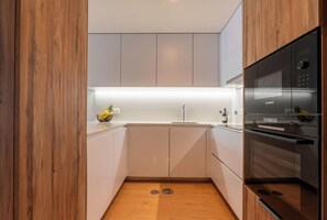 ثلاجة، ميكروويف، فرن، موقد طهي مسطح