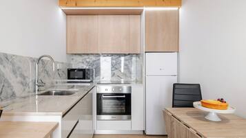 Refrigerador, microondas, horno, placa de cocina