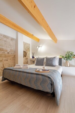 1 habitación, tabla de planchar con plancha, wifi gratis y ropa de cama