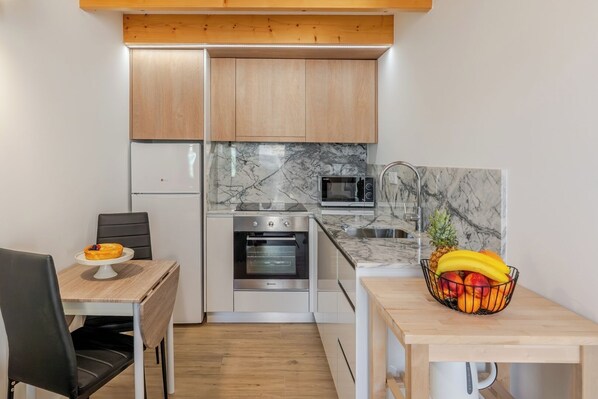 Fridge, microwave, oven, stovetop
