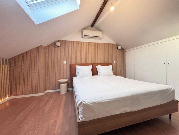 Iron/ironing board, travel cot, WiFi, bed sheets