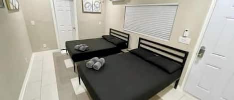 1 soverom, strykejern/-brett, internettilgang og sengetøy