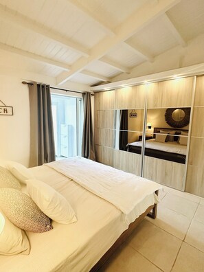1 habitación, tabla de planchar con plancha, cuna de viaje y wifi