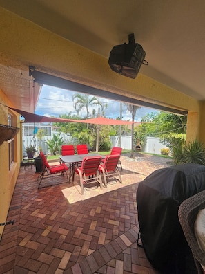 Outdoor dining - cozy 2 bedroom one Bath Apartment, fully equipped kitchenette, pool access (Cape Coral)
