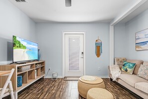 Living area - cozy 2 bedroom one Bath Apartment, fully equipped kitchenette, pool access (Cape Coral)