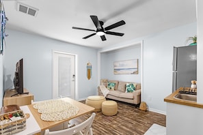 Living area - cozy 2 bedroom one Bath Apartment, fully equipped kitchenette, pool access (Cape Coral)