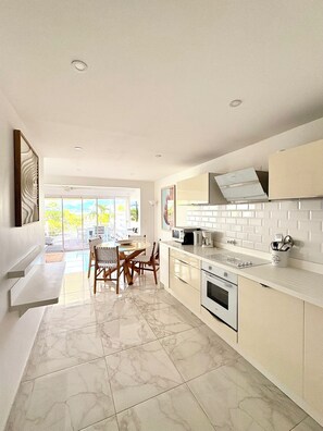 Fridge, microwave, oven, stovetop - Sea Breeze - NBBC - 2 bedrooms beachfront (Marigot)