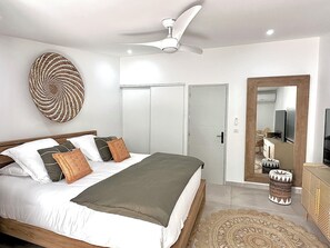 Tabla de planchar con plancha, cuna de viaje, wifi y ropa de cama