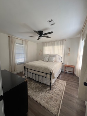 3 bedrooms, iron/ironing board, WiFi, bed sheets