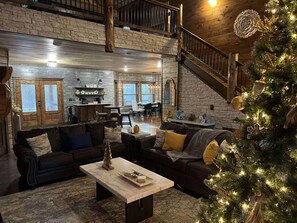 Smart TV, fireplace - Luxury Lodge • Hot Tub | Game Room | Outdoor Fun (Broken Bow)