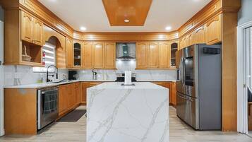 Geladeira, micro-ondas, fogão, cooktop